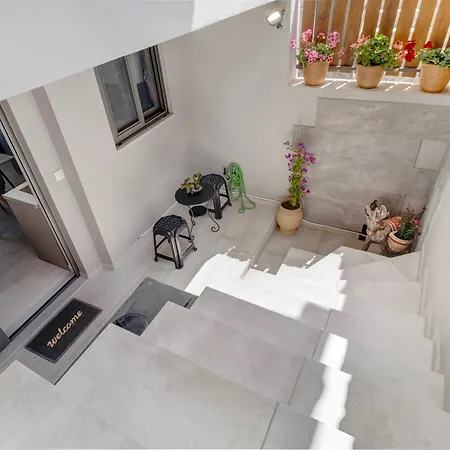 Remvi House *